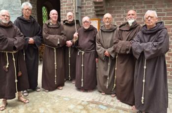 Omroep West duikt in het middeleeuwse klooster van Archeon